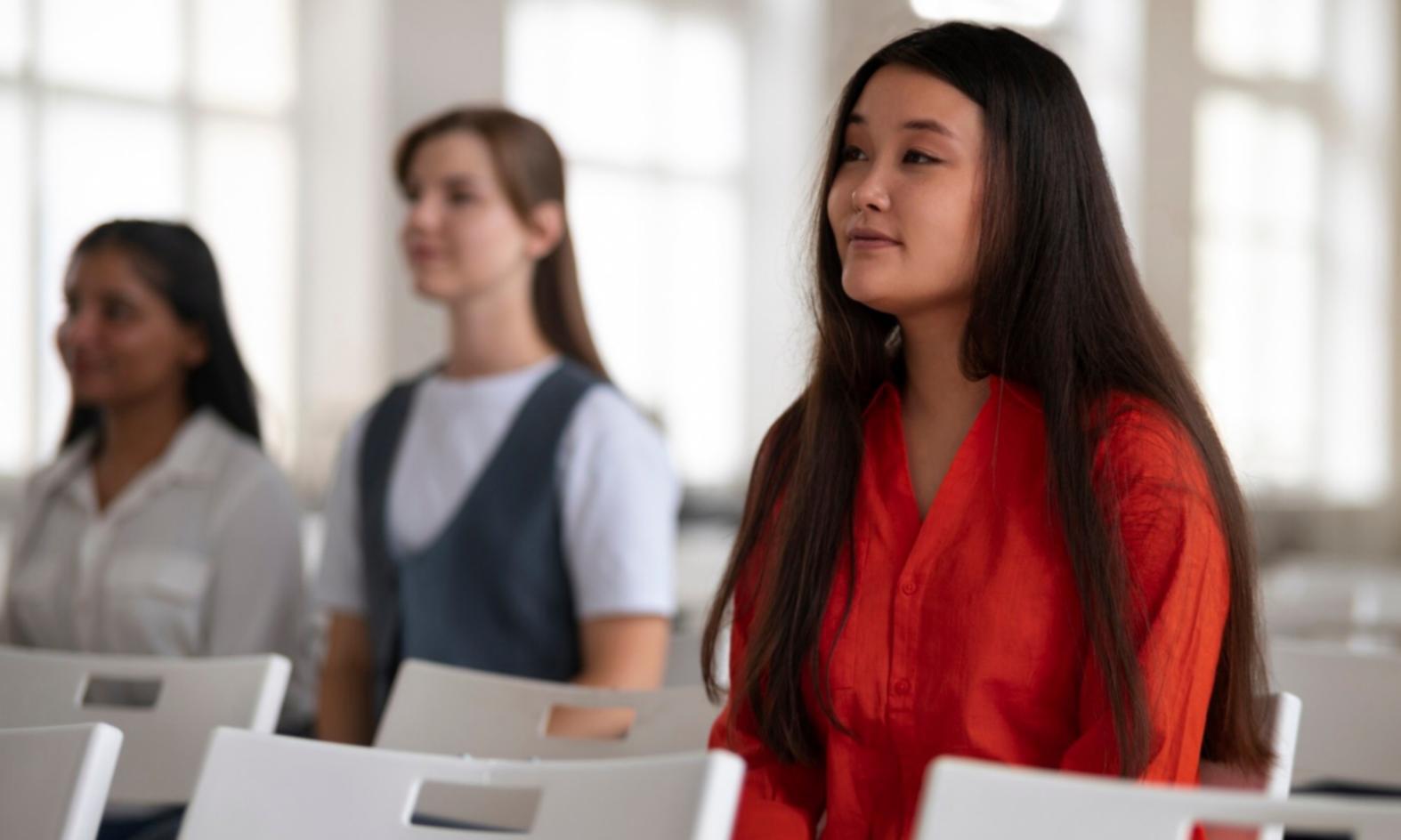 Team bei der Besprechung von Finanzprozessen