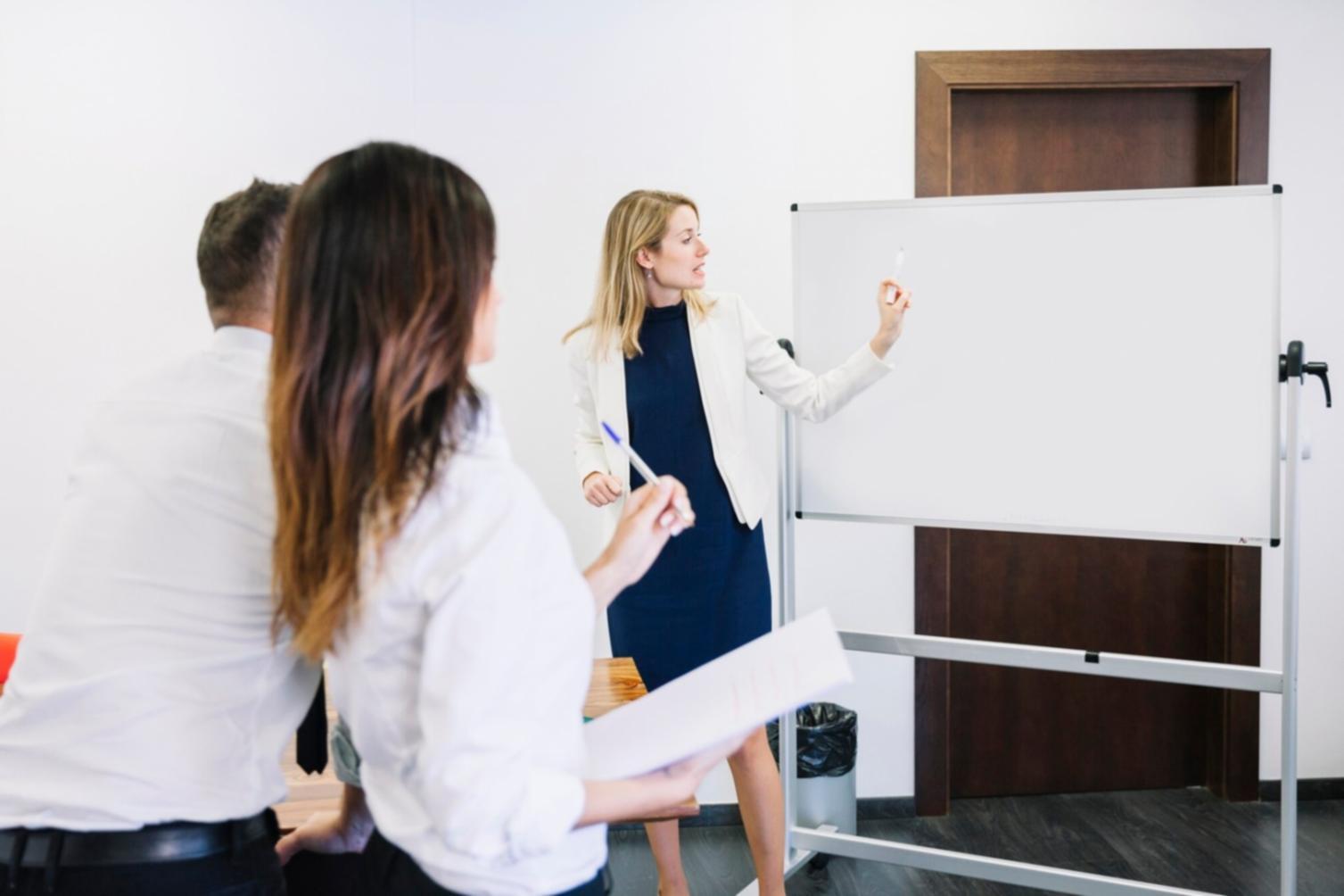 Modernes Büro mit Finanzautomatisierung